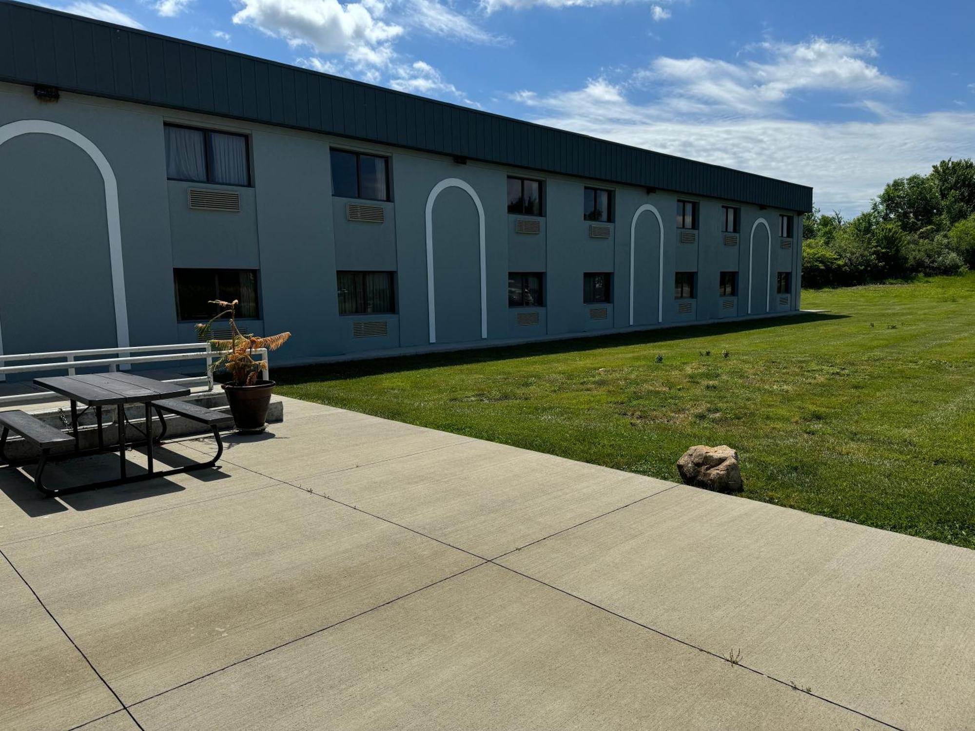 South Ridge Inn North Ridgeville エクステリア 写真